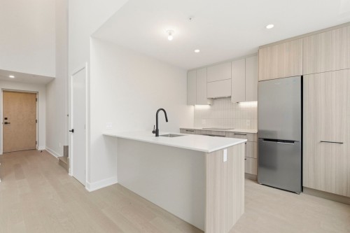 Dining Room - 105-5606 Av. Pierre-De Coubertin, Montréal-Est, QC - Indoor Photo Showing Kitchen With Upgraded Kitchen