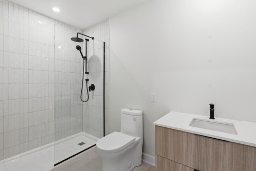 Bathroom - 105-5606 Av. Pierre-De Coubertin, Montréal-Est, QC - Indoor Photo Showing Bathroom