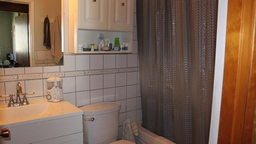 119 2Nd Avenue, Nakusp, BC - Indoor Photo Showing Bathroom