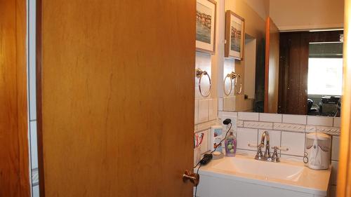119 2Nd Avenue, Nakusp, BC - Indoor Photo Showing Laundry Room