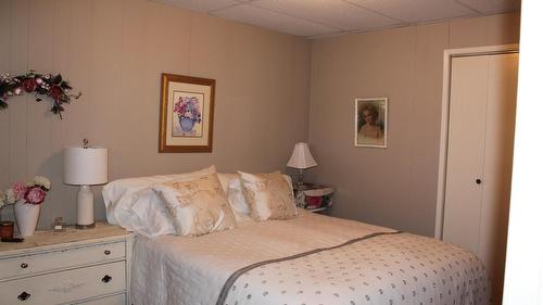119 2Nd Avenue, Nakusp, BC - Indoor Photo Showing Bedroom