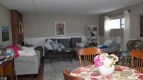 119 2Nd Avenue, Nakusp, BC - Indoor Photo Showing Living Room