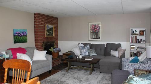 119 2Nd Avenue, Nakusp, BC - Indoor Photo Showing Living Room