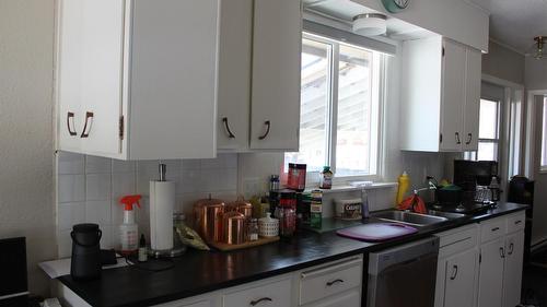 119 2Nd Avenue, Nakusp, BC - Indoor Photo Showing Kitchen With Double Sink