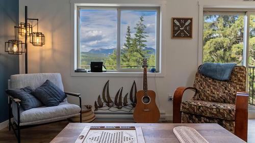 9934 Osprey Landing Drive, Wardner, BC - Indoor Photo Showing Living Room