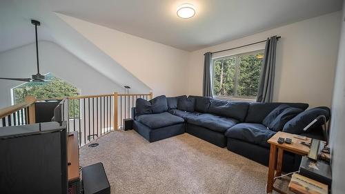 9934 Osprey Landing Drive, Wardner, BC - Indoor Photo Showing Living Room