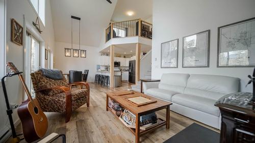 9934 Osprey Landing Drive, Wardner, BC - Indoor Photo Showing Living Room