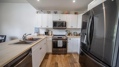 9934 Osprey Landing Drive, Wardner, BC - Indoor Photo Showing Kitchen With Double Sink