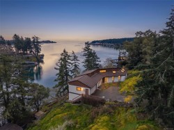 312 Bessborough Ave View Royal, BC V9B 1T7