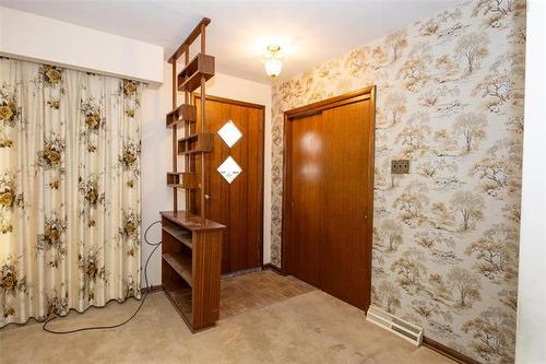 427 Thompson Dr, Winnipeg, MB 