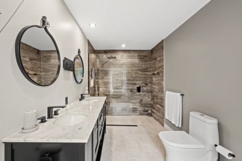 Salle de bains attenante à la CCP - 74 Rue Balmoral, Morin-Heights, QC - Indoor Photo Showing Bathroom