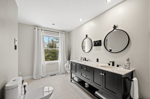 Salle de bains attenante à la CCP - 74 Rue Balmoral, Morin-Heights, QC - Indoor Photo Showing Bathroom