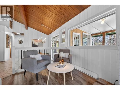 374 Kildare Way, Vernon, BC - Indoor Photo Showing Living Room