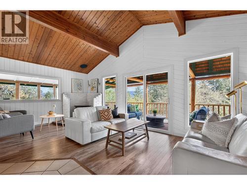 374 Kildare Way, Vernon, BC - Indoor Photo Showing Living Room