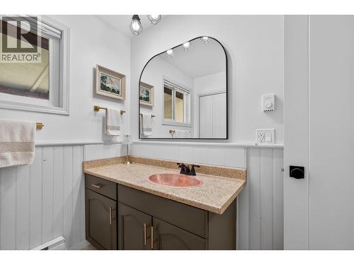 Main Floor Bathroom - 374 Kildare Way, Vernon, BC - Indoor