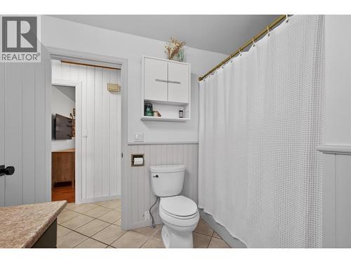 Main Floor Bathroom - 374 Kildare Way, Vernon, BC - Indoor Photo Showing Bathroom