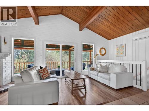 374 Kildare Way, Vernon, BC - Indoor Photo Showing Living Room