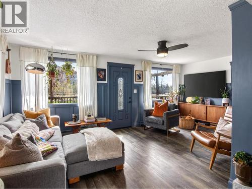 8114 River Road, Oliver, BC - Indoor Photo Showing Living Room