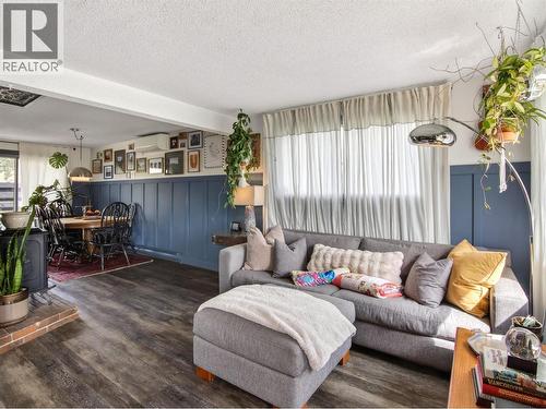 8114 River Road, Oliver, BC - Indoor Photo Showing Living Room