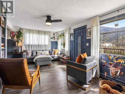 8114 River Road, Oliver, BC - Indoor Photo Showing Living Room