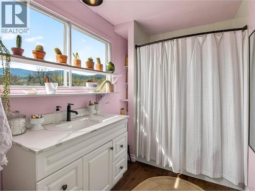8114 River Road, Oliver, BC - Indoor Photo Showing Bathroom