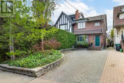 738 HURON STREET Toronto, ON M4V 2W3
