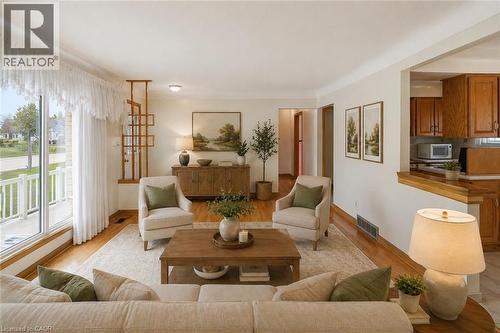 347 Hixon Road, Hamilton, ON - Indoor Photo Showing Living Room
