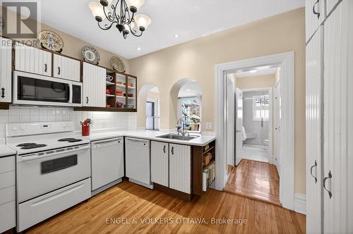 23 Woodlawn Avenue, Ottawa, ON - Indoor Photo Showing Kitchen