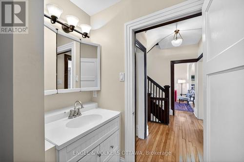 23 Woodlawn Avenue, Ottawa, ON - Indoor Photo Showing Bathroom