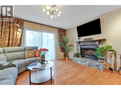 202 Balmoral Place, Port Moody, BC - Indoor Photo Showing Living Room With Fireplace