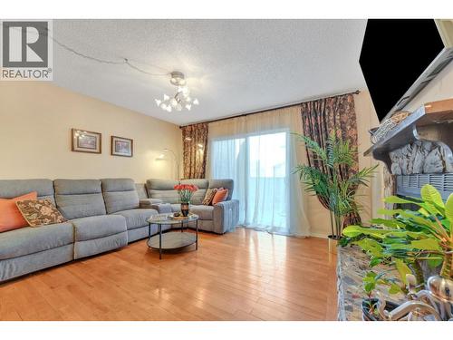 202 Balmoral Place, Port Moody, BC - Indoor Photo Showing Living Room