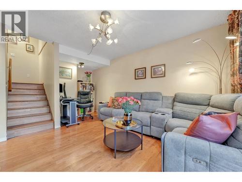202 Balmoral Place, Port Moody, BC - Indoor Photo Showing Living Room