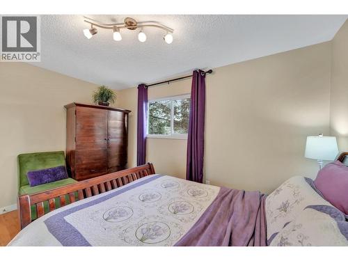 202 Balmoral Place, Port Moody, BC - Indoor Photo Showing Bedroom