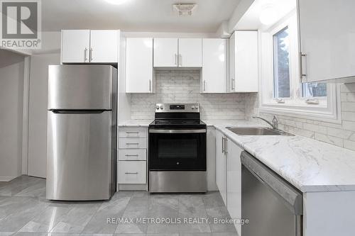 1098 Cedar Street, Oshawa, ON - Indoor Photo Showing Kitchen