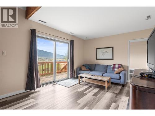 6515 Eagle Road, Vernon, BC - Indoor Photo Showing Living Room