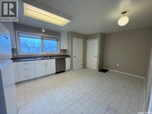 190 Carleton Drive, Saskatoon, SK - Indoor Photo Showing Kitchen With Double Sink