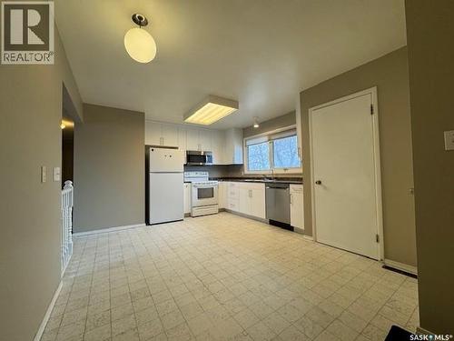 190 Carleton Drive, Saskatoon, SK - Indoor Photo Showing Kitchen