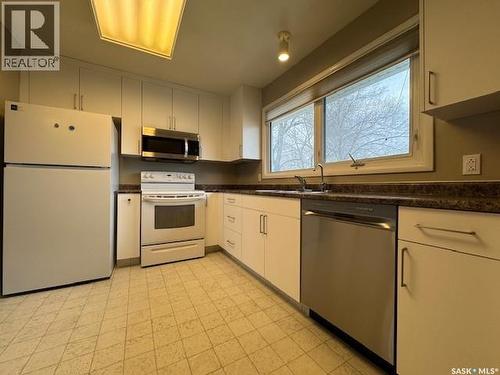 190 Carleton Drive, Saskatoon, SK - Indoor Photo Showing Kitchen