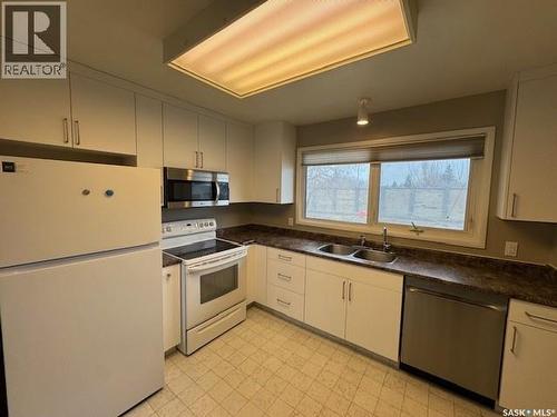 190 Carleton Drive, Saskatoon, SK - Indoor Photo Showing Kitchen With Double Sink