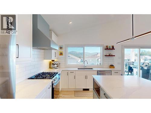 365 Legacy Lookout, Cranbrook, BC - Indoor Photo Showing Kitchen With Upgraded Kitchen