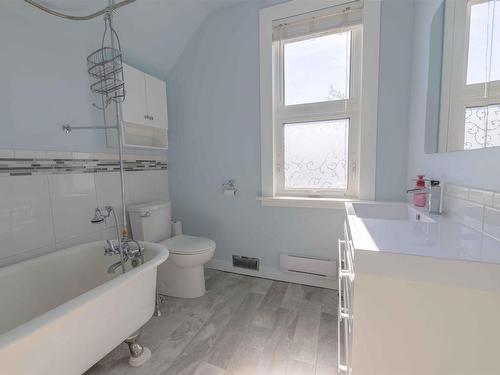 151 Secord St, Thunder Bay, ON - Indoor Photo Showing Bathroom