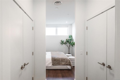#307-9570 Fifth St, Sidney, BC - Indoor Photo Showing Other Room