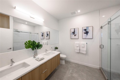 #307-9570 Fifth St, Sidney, BC - Indoor Photo Showing Bathroom