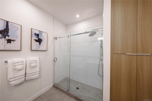 #307-9570 Fifth St, Sidney, BC - Indoor Photo Showing Bathroom