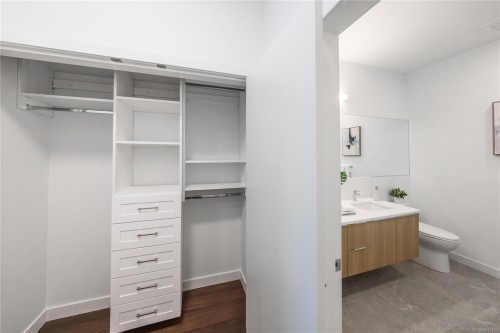 #307-9570 Fifth St, Sidney, BC - Indoor Photo Showing Other Room
