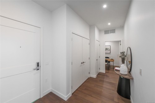 #307-9570 Fifth St, Sidney, BC - Indoor Photo Showing Other Room