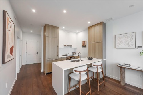 #307-9570 Fifth St, Sidney, BC - Indoor Photo Showing Kitchen With Double Sink
