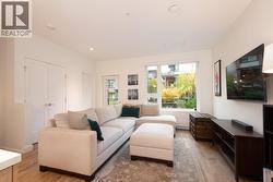 122 525 E 2ND STREET  North Vancouver, BC V7L 1E1