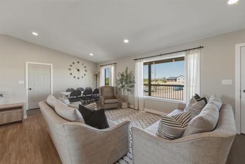 32 Alexandre Place, Marchand, MB - Indoor Photo Showing Living Room
