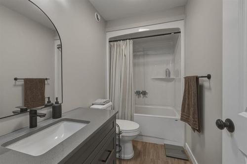32 Alexandre Place, Marchand, MB - Indoor Photo Showing Bathroom